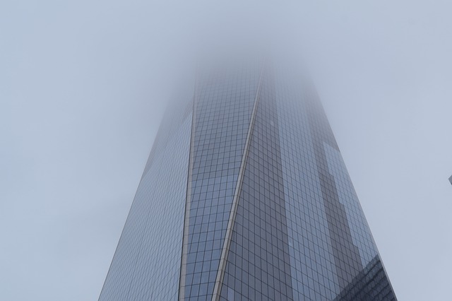 Budova zahalená do smogu.jpg